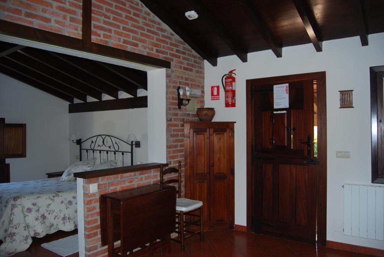 Apartamentos El Perujo Комильяс Экстерьер фото